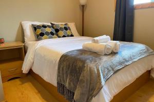 sypialnia z łóżkiem z dwoma ręcznikami w obiekcie Gudjonson Getaway - 2 bed 2 bath Cabin w mieście Golden