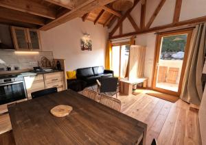 sala de estar con mesa de madera y cocina en Petit Chalet Montagne, en Briançon 23 fotos más