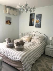 ein Schlafzimmer mit einem Bett mit zwei Körben drauf in der Unterkunft Retour à la nature et au calme ! in Bosjean