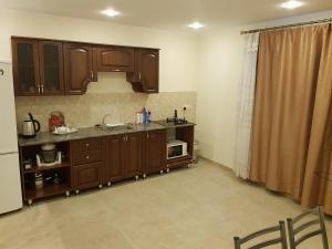 Majoituspaikan Домик из двух комнат + кухня столовая с удобствами, со своим двориком под ключ keittiö tai keittotila