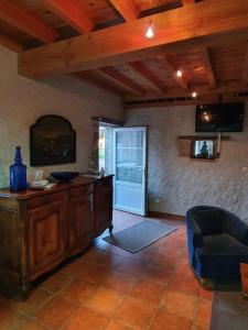 sala de estar con armario de madera y puerta en Cottage 2 personnes, en Lormes