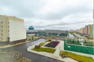 een luchtzicht op een straat met gebouwen bij Апартаменты Променад экспо 269 in Astana