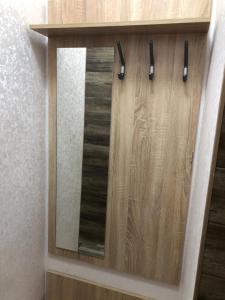 アドレルにあるGringo 2 Guest Houseのバスルーム(鏡付)が備わる木製のキャビネット