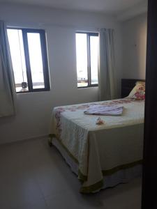 1 dormitorio con 1 cama y 2 ventanas en Apartamento Condomínio Sonhos da Serra - Bananeiras, en Bananeiras