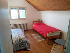 a small room with a bed and a window at Roz Melen in Châteauneuf-du-Faou