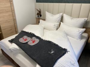 Una cama con dos platos de comida. en Apartment 1 en Zella-Mehlis