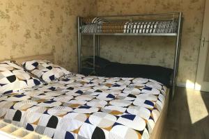 a bed in a bedroom with a metal bunk bed at Gîte La Grappe - Proche Zoo Beauval in Châtillon-sur-Cher