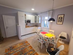kuchnia ze stołem i krzesłami oraz jadalnia w obiekcie Villa Jure - Apartment Vlasta w mieście Lovran