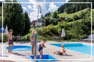 Poolen vid eller i närheten av Tyrol Mountain Aparts - Urlaubsresort Hafele