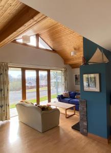 ein Wohnzimmer mit 2 Sofas und einem großen Fenster in der Unterkunft 4 The Mews in Athlone