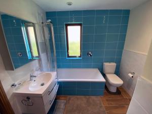 Φωτογραφία από το άλμπουμ του 4 The Mews σε Άθλον +5 φωτογραφίες