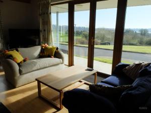 Sala de estar con 2 sofás y mesa de centro en 4 The Mews en Athlone