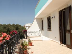 - un balcon d'une maison ornée de fleurs dans l'établissement B&B Minerva, à Castro di Lecce