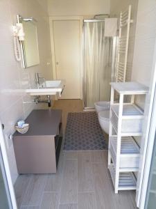 y baño con lavabo, aseo y ducha. en La Casetta al 21, en Matera