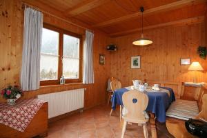 ein Esszimmer mit einem Tisch und Stühlen in einer Hütte in der Unterkunft Ferienwohnung Lauer in Schönau am Königssee