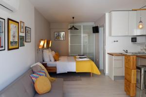 um quarto com uma cama com um cobertor amarelo em Casotas em Lisboa