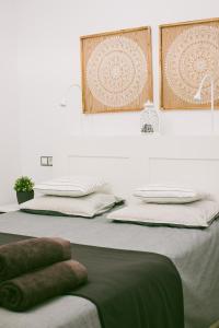 マスパロマスにあるBungalow Eleganceのベッド1台(上に枕2つ付)