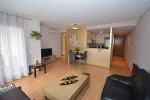 a living room with a couch and a table at Hermoso Apartamento de lujo con dos habitaciones IMMO 365 in Roses