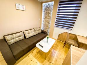 a living room with a couch and a table at Kiko apartmani in Zrenjanin