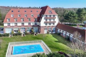 uma vista aérea de uma grande casa com piscina em Proche Golf Appartement 4pers avec parking piscine tennis em Neufchâtel-Hardelot