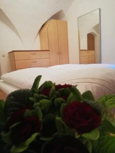 Ein Bett oder Betten in einem Zimmer der Unterkunft Ansitz Grustdorf