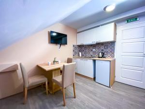 Kuchyň nebo kuchyňský kout v ubytování Kiko apartmani