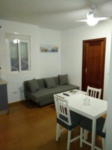 sala de estar con sofá y mesa en Apartamento buena vista, en Almáchar