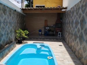 una bañera de hidromasaje azul en un patio con cocina en Casa Duplex Iriri - Banheira e Piscina, en Iriri