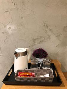 プリシュティナにあるNew Prishtina Luxury Roomsのお茶セット付きトレイ