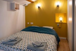 um quarto com uma cama com duas toalhas em Le Duplex à Mimine em Le Pin-en-Mauges