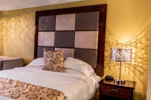 Un pat sau paturi într-o cameră la Gateway Inn and Suites
