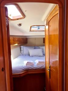 a bed in the back of a boat at BARCO PURAVIDA in Vigo