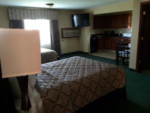 Kama o mga kama sa kuwarto sa Pacer Inn & Suites Motel