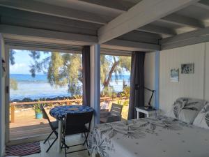 Restoran ili neka druga zalogajnica u objektu Bungalow blue lagon waterfront