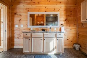 Φωτογραφία από το άλμπουμ του Family Friendly ~ Hocking Hills Cabin ~ Close to Caves, w/Wifi σε South Bloomingville +28 φωτογραφίες