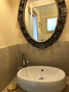 バルガにあるNel cuore di Barga I pozzi - Lucca - Toscanaのバスルーム(鏡付き白い洗面台付)