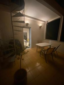 um quarto com uma mesa e cadeiras e uma mesa e uma planta em Vista Baglio Grande em Sambuca di Sicilia