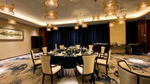 comedor con mesa y sillas en Optical Valley Convention Hotel en Wuhan