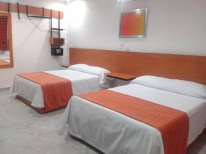 una habitación de hotel con dos camas en una habitación en Hotel MAC7, en Aguascalientes