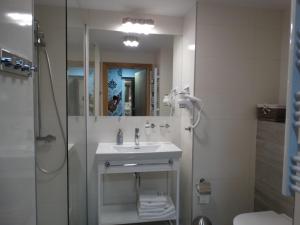 łazienka z umywalką i prysznicem w obiekcie Seaside apartamenty Kołobrzeg w Kołobrzegu