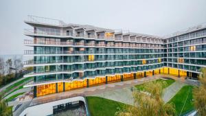 przed budynkiem stoi pociąg w obiekcie Seaside apartamenty Kołobrzeg w Kołobrzegu