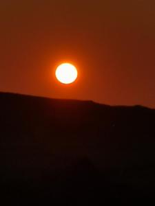 um pôr do sol no deserto com o pôr do sol no horizonte em Kongsfjord Paradise Holiday em Kongsfjord