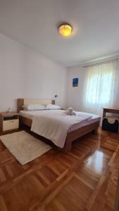 1 dormitorio con 1 cama grande y suelo de madera en Apartment Antonia en Stari Grad