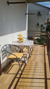 una mesa en un balcón con un bol de fruta en Apartment Antonia en Stari Grad