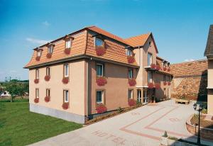 een groot gebouw met bloembakken aan de zijkant bij Hostellerie de l'Étoile in Wasselonne