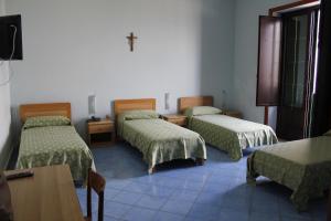 A bed or beds in a room at Ancelle Sorrento - Casa d'Accoglienza