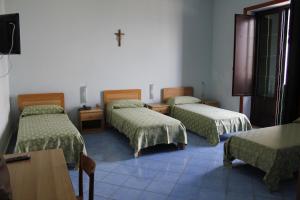 A bed or beds in a room at Ancelle Sorrento - Casa d'Accoglienza Még 37 kép