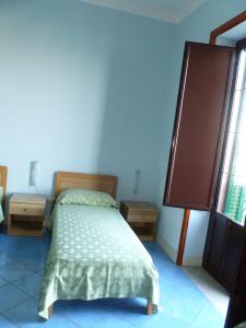 A bed or beds in a room at Ancelle Sorrento - Casa d'Accoglienza