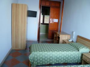 A television and/or entertainment centre at Ancelle Sorrento - Casa d'Accoglienza