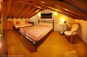 Кровать или кровати в номере Kamares House Apartments & Studios